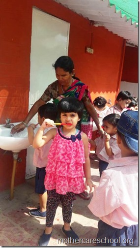 children learn about dental hygiene (3)