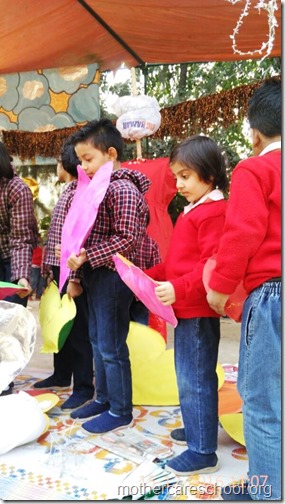 Little children preparing for Christmas (6)