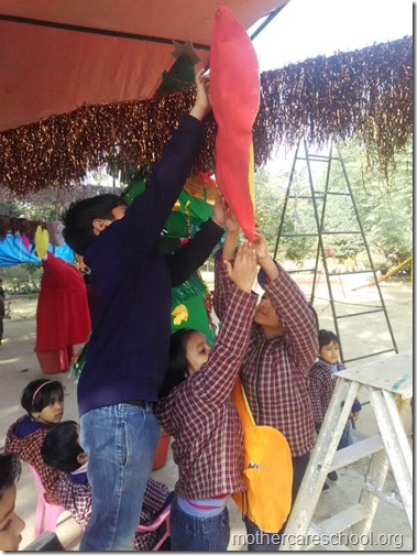Little children preparing for Christmas (8)
