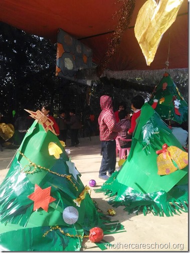 Little children preparing for Christmas (9)