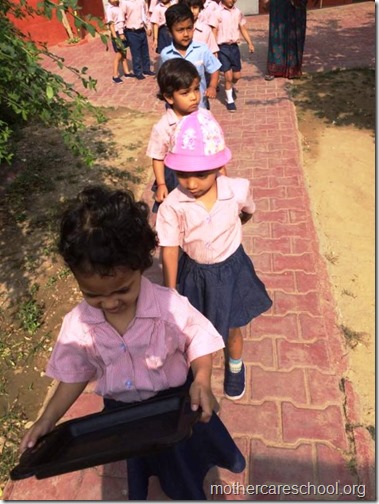 Nursery School kids harvesting organic tomatoes (14)