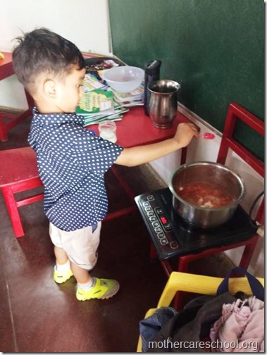 Nursery School kids harvesting organic tomatoes (15)
