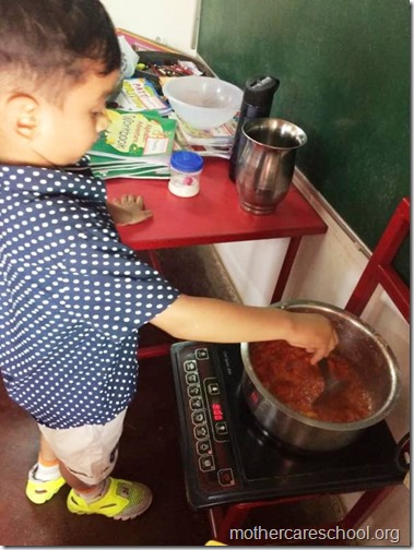 Nursery School kids harvesting organic tomatoes (19)