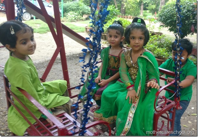 Saawan Aayo Mauj manao Jhoola jhulao mehndi lagao (2)