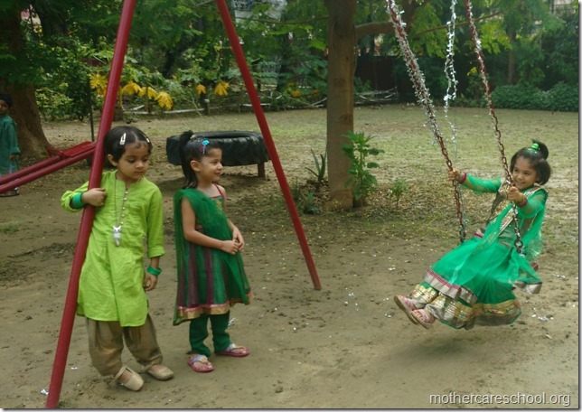 Saawan Aayo Mauj manao Jhoola jhulao mehndi lagao (3)
