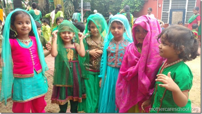 Saawan Aayo Mauj manao Jhoola jhulao mehndi lagao (6)